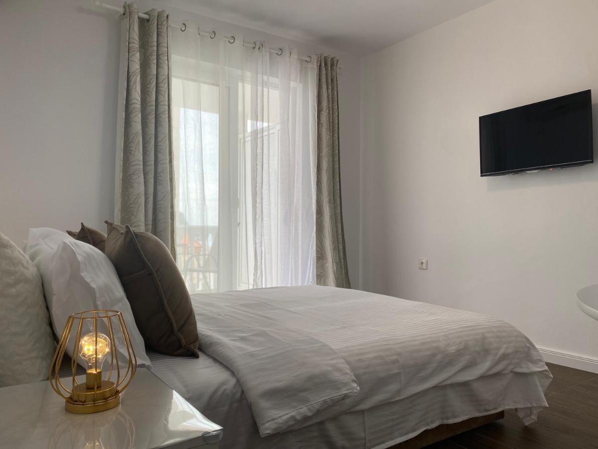 Veselinka Apartments & Rooms